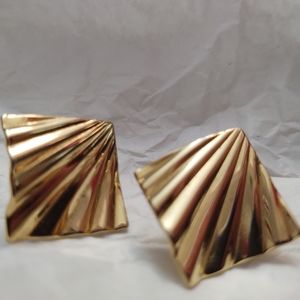 Trifari vintage earrings clip on